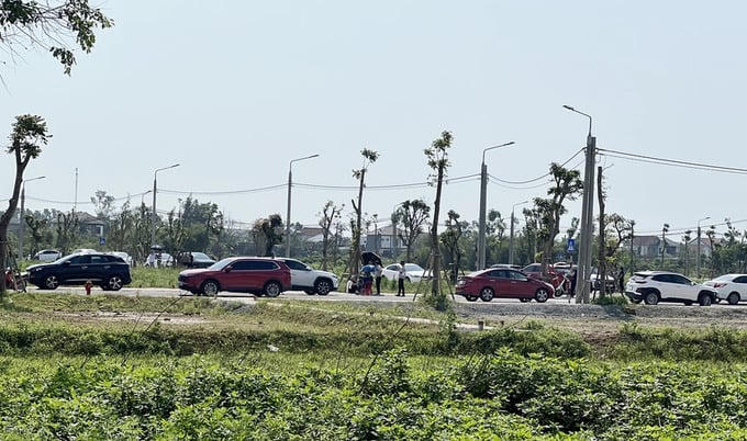 Ô tô nối đuôi, nhà đầu tư chen chân đặt cọc: Đất nền vùng giáp ranh Hà Tĩnh “nóng” ngay ngày mở bán