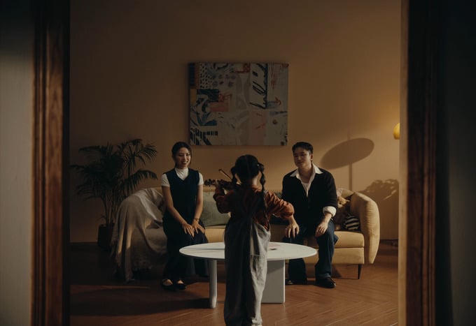 Ca nhạc sĩ Phan Mạnh Quỳnh trong MV Muôn vị nhân sinh
