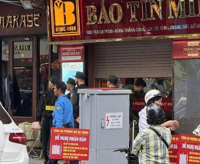 Nhiều cảnh sát xuất hiện tại cửa hàng vàng Bảo Tín Minh Châu.