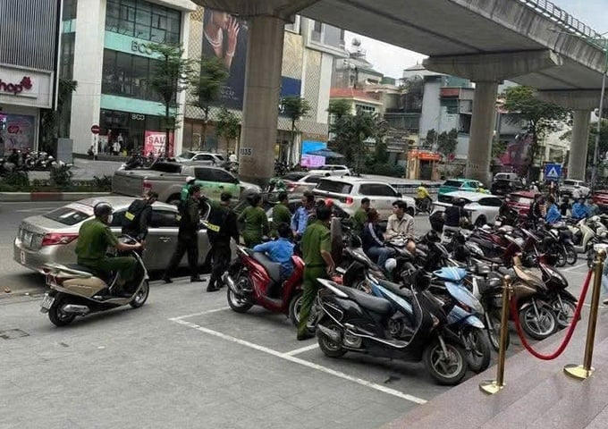 Lực lượng chức năng xuất hiện tại cơ sở kinh doanh Bảo Tín Minh Châu số 139 đường Cầu Giấy.