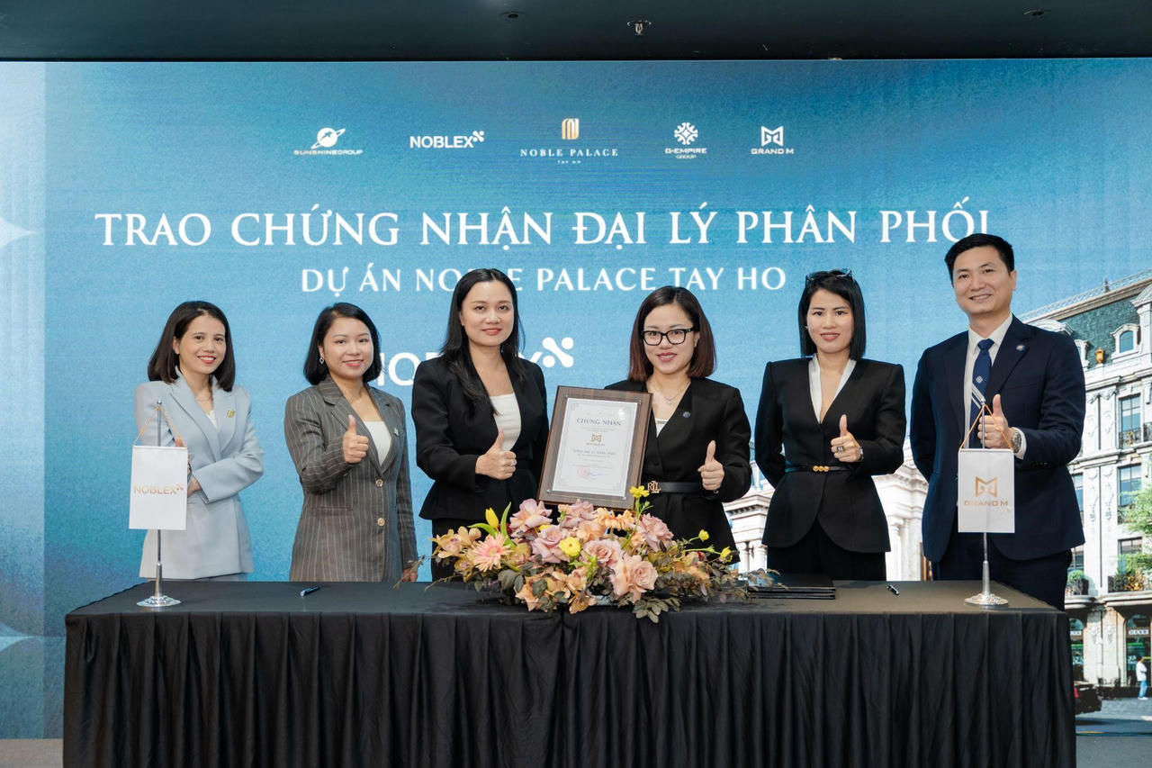 Đại diện NobleX Group trao Chứng nhận Tổng Đại lý cho Grand M