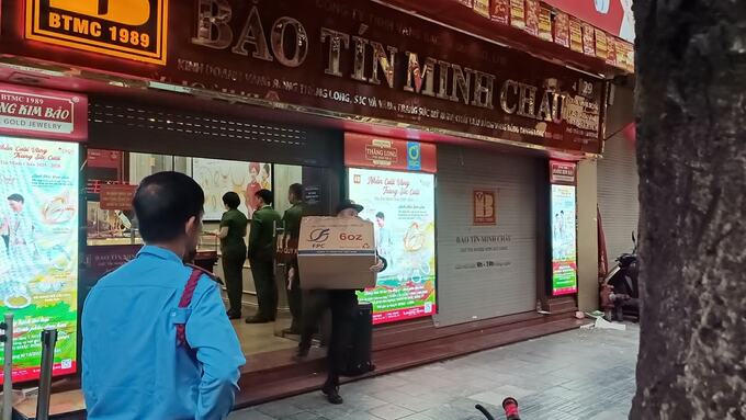Nhiều cảnh sát xuất hiện tại cửa hàng Bảo Tín Minh Châu ở Hà Nội.