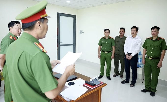 Phòng Cảnh sát kinh tế Công an tỉnh An Giang thi hành lệnh bắt bị can Đỗ Viết Dự.