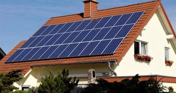 Nhà xây mới ở Anh phải lắp pin mặt trời từ 2028.