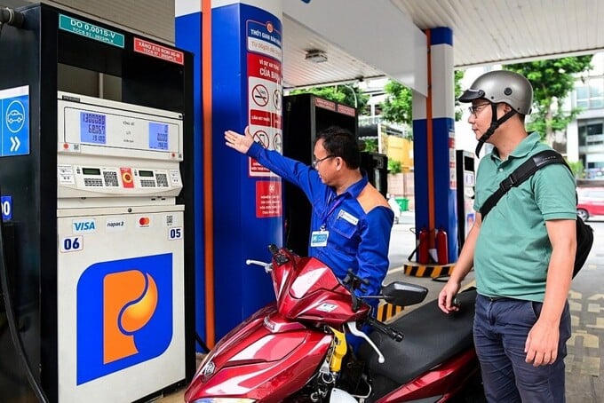 Giá xăng dầu trong nước tiếp tục giảm mạnh. (Ảnh minh họa)