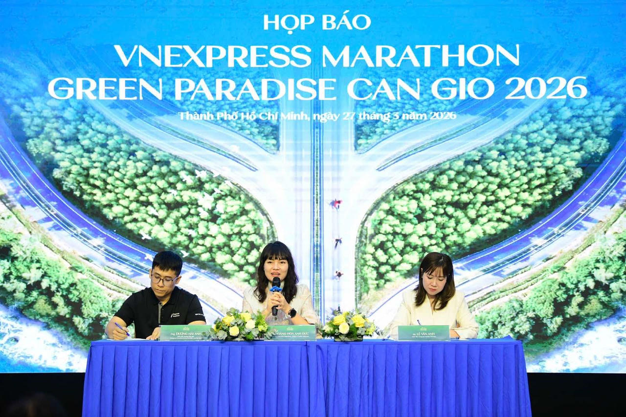 Ban tổ chức giải chạy VnExpress Marathon Green Paradise Cần Giờ giải đáp các câu hỏi của vận động viên