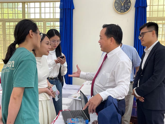 Ông Trần Chiến Công trao đổi bên lề đại hội.