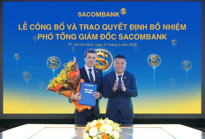 Ông Nguyễn Đức Thụy, Tổng Giám đốc SACOMBANK (bên phải) tặng hoa chúc mừng ông Loic Faussier nhận nhiệm vụ tại SACOMBANK.