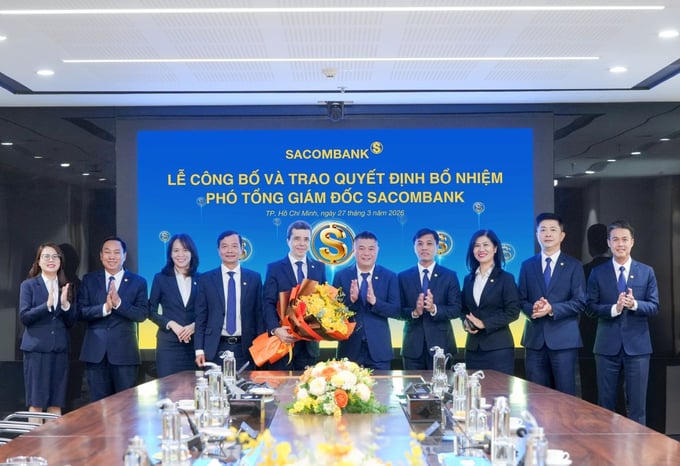 Ban Lãnh đạo SACOMBANK chúc mừng tân Phó Tổng Giám đốc.