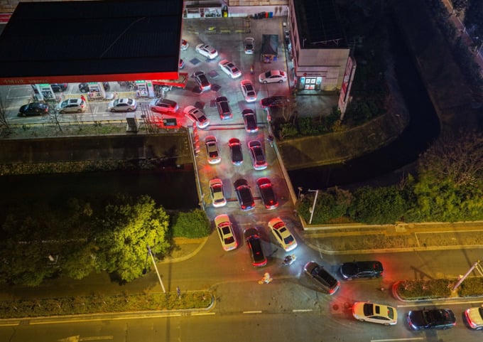 Hình ảnh là cảnh xếp hàng chờ đổ xăng ở Nam Kinh, Trung Quốc, trước đợt tăng giá ngày 9/3. Trung Quốc ngày 5/3 đã yêu cầu các nhà lọc dầu lớn tạm ngừng xuất khẩu để bảo vệ nguồn cung trong nước. Nguồn ảnh: South China Morning Post (SCMP).