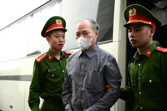 Cựu Thứ trưởng Hoàng Văn Thắng bị đưa đến tòa, sáng 30/3. Ảnh: Danh Lam.