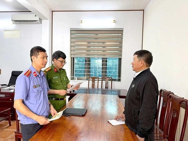 Lực lượng chức năng tống đạt quyết định khởi tố đối với bị can Sơn.