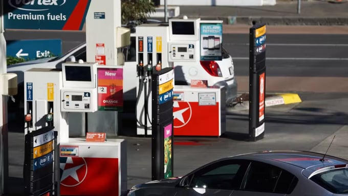 Australia giảm 50% thuế tiêu thụ đặc biệt xăng dầu nhằm hạ nhiệt giá nhiên liệu.