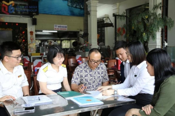 Công chức Thuế cơ sở 3 tỉnh Quảng Ninh trực tiếp hỗ trợ cho các hộ kinh doanh kê khai nộp thuế. Ảnh: Internet.