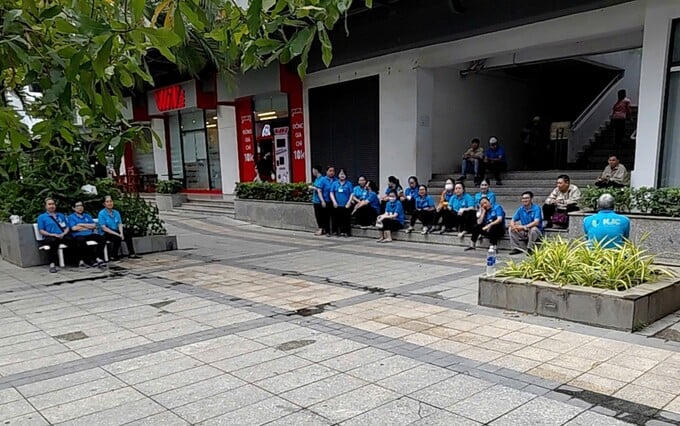 Người lao động phục vụ tại chung cư New City trong một lần tập trung đòi quyền lợi