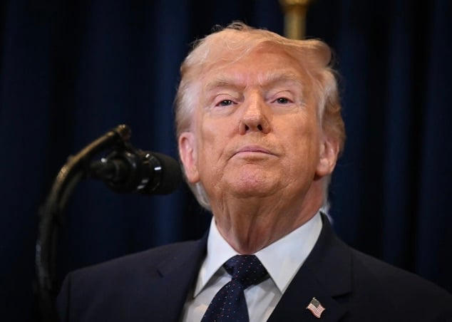 Tổng thống Trump áp thuế 100% với một số dược phẩm, điều chỉnh thuế kim loại.