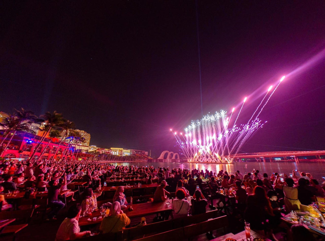 Hệ sinh thái vui chơi, giải trí do Sun Group kiến tạo tại Thị trấn Hoàng Hôn thu hút khoảng 20.000 du khách mỗi ngày. Ảnh: Ánh Dương.