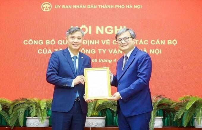 Ông Trương Việt Dũng - Thành ủy viên, Phó Chủ tịch UBND TP. Hà Nội - trao quyết định cho ông Nguyễn Thanh Nam (bên trái).
