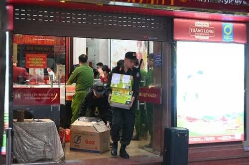 Công an khám xét một cửa hàng của Bảo Tín Minh Châu.