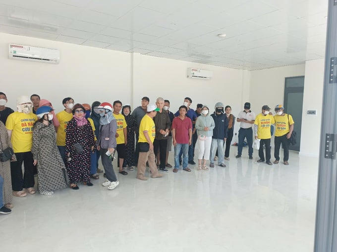 Người dân mua đất dự án New Danang City trong một lần đến VP Công ty Phú Gia Thịnh trên đường Hoàng Minh Thảo