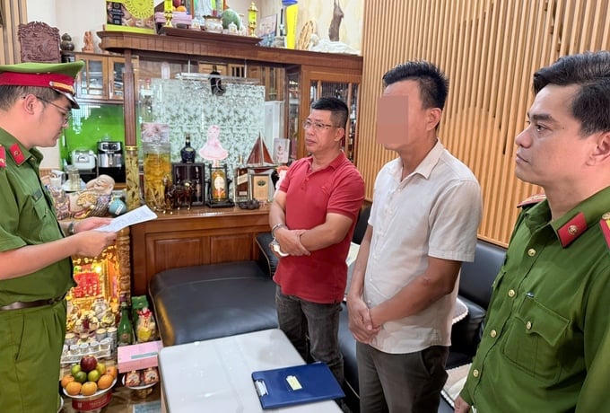 Cơ quan điều tra Công an Tp. Đà Nẵng tống đạt các quyết định đối với Nguyễn Lê Duy Dũng (áo đỏ)