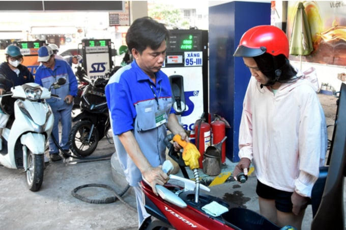 Xăng dầu giảm giá, dầu diesel giảm gần 2.000 đồng/lít.