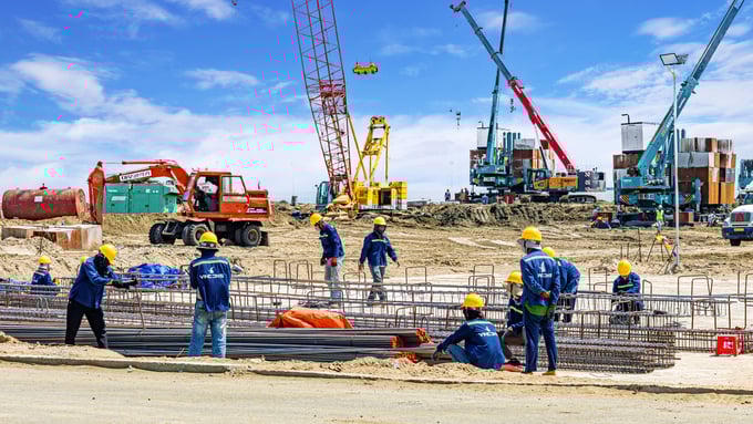 Tinh thần làm việc hối hả trên công trường dự án Vinhomes Green Paradise Cần Giờ.