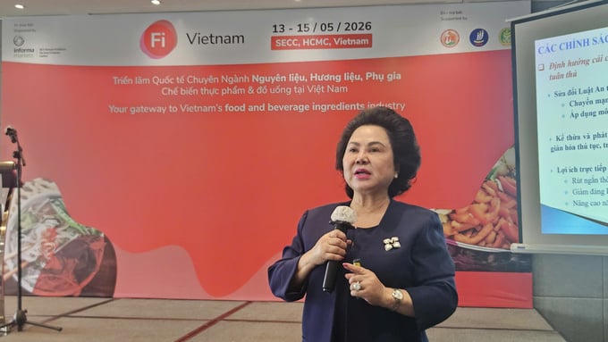 Bà Lý Kim Chi - Chủ tịch Hiệp hội Lương thực Thực phẩm Tp.HCM chia sẻ tại buổi họp báo