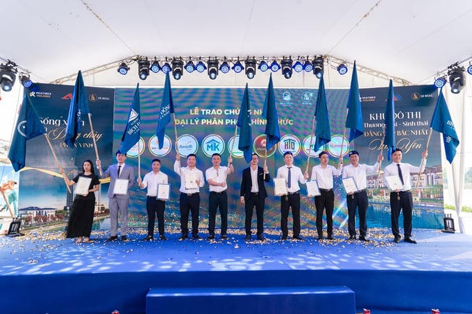 Lễ trao chứng nhận cho 9 đại lý phân phối chính thức dự án.