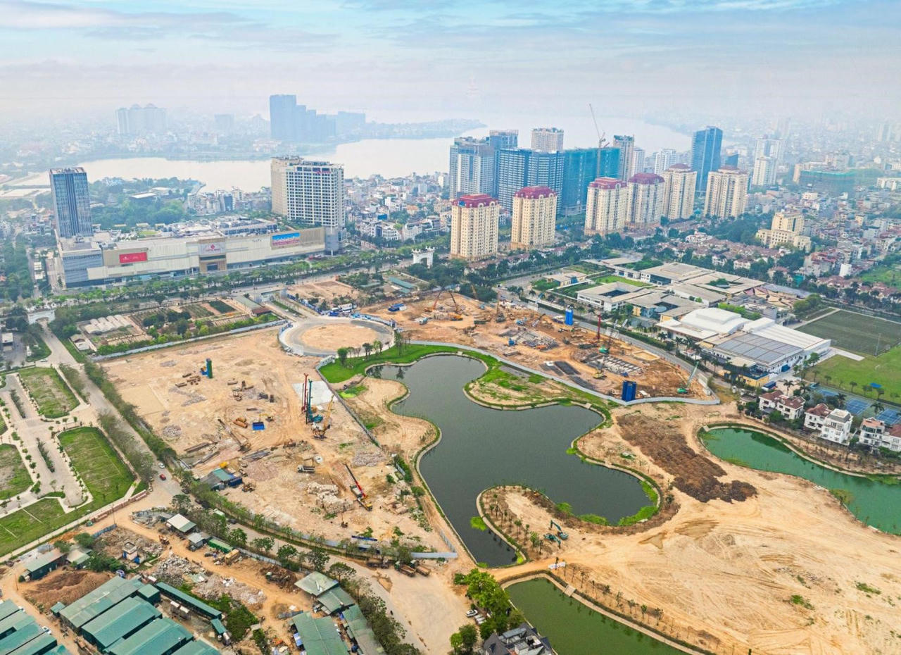 Cập nhật tiến độ siêu tổ hợp hàng hiệu Tây Hồ Tây: Nhân công thiết bị đổ bộ, tăng tốc thi công cả ngày lẫn đêm