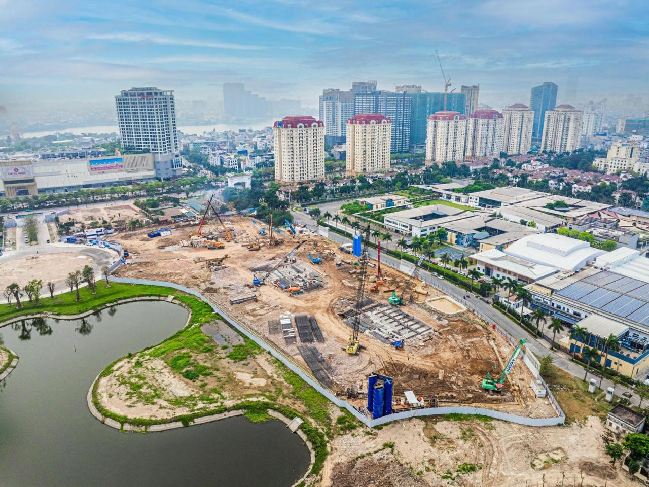 Cập nhật tiến độ siêu tổ hợp hàng hiệu Tây Hồ Tây: Nhân công thiết bị đổ bộ, tăng tốc thi công cả ngày lẫn đêm