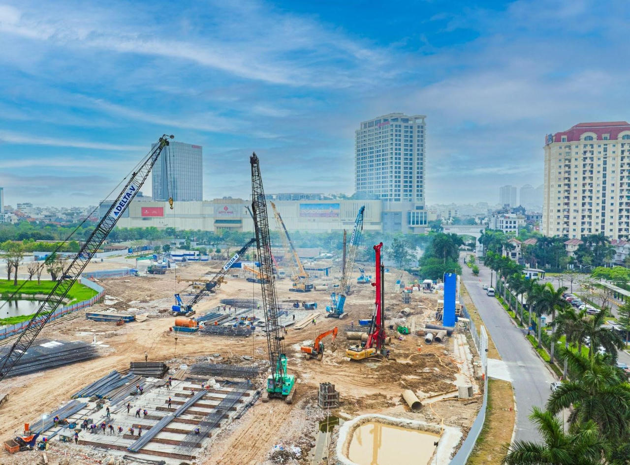 Cập nhật tiến độ siêu tổ hợp hàng hiệu Tây Hồ Tây: Nhân công thiết bị đổ bộ, tăng tốc thi công cả ngày lẫn đêm