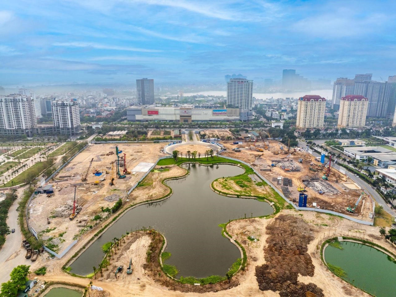 Cập nhật tiến độ siêu tổ hợp hàng hiệu Tây Hồ Tây: Nhân công thiết bị đổ bộ, tăng tốc thi công cả ngày lẫn đêm