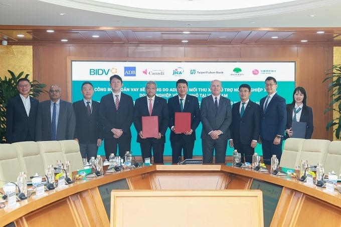 Đại diện Lãnh đạo BIDV, ADB và các Bên tham gia đồng tài trợ công bố hợp tác trong khuôn khổ Khoản vay bền vững.
