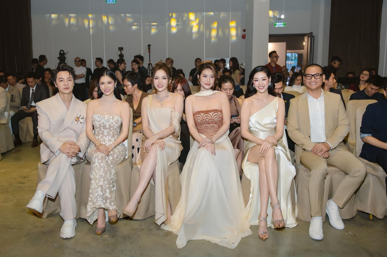 Dàn nghệ sĩ tham dự đêm khai mạc triển lãm