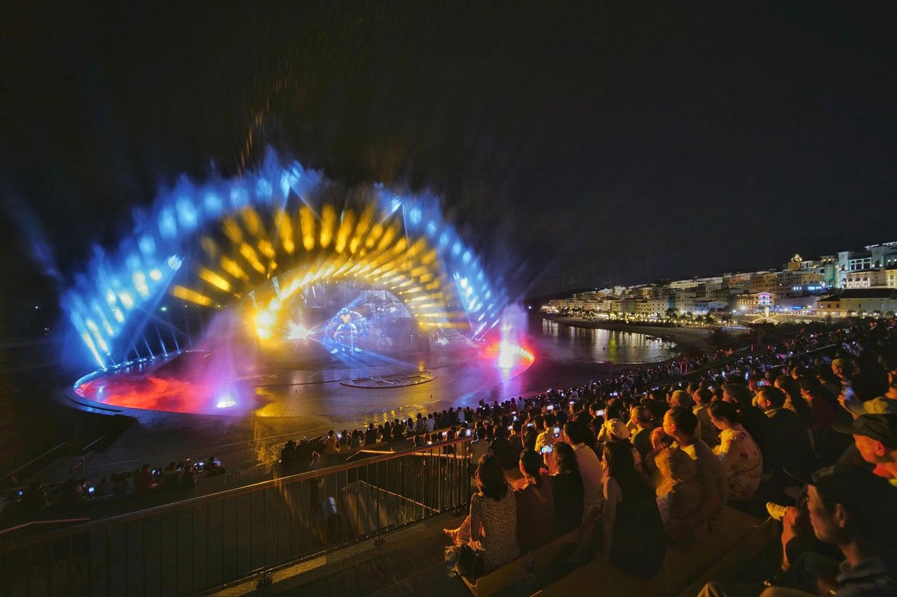 Các show diễn Symphony Of The Sea, Kiss Of The Sea thu hút hàng nghìn lượt khách mỗi tối. Ảnh: Ánh Dương.