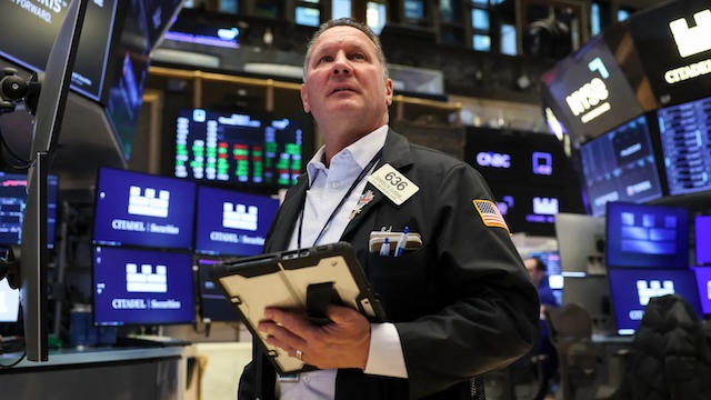 Dow Jones tăng gần 870 điểm, S&P 500 lần đầu vượt 7,100 điểm