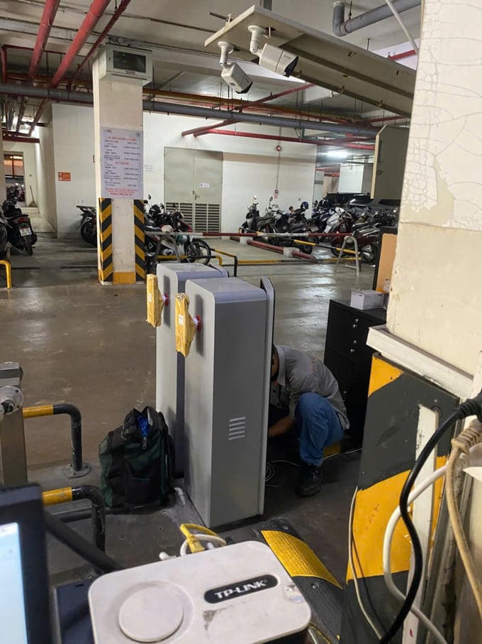 Việc tự ý thay đổi chia hẹp các khu vực lối ra-vào, đóng cọc đóng trụ làm chắn và khuất tầm nhìn của người điều khiển phương tiện, gây nguy hiểm khi di chuyển vào khu vực tầng hầm.