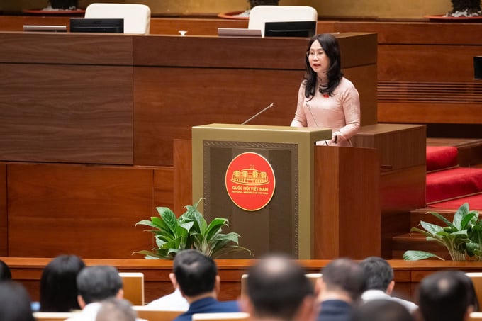 Bộ trưởng Bộ Văn hóa, Thể thao và Du lịch Lâm Thị Phương Thanh đọc Tờ trình dự thảo Nghị quyết của Quốc hội về phát triển văn hóa Việt Nam.