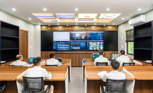 Đội ngũ kỹ thuật giám sát vận hành tại Trung tâm điều hành thông minh IMC.