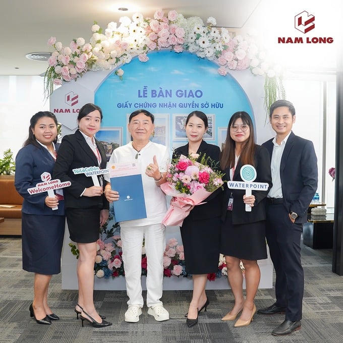 Các cư dân Waterpoint được nhận sổ hồng. Nguồn: Nam Long.