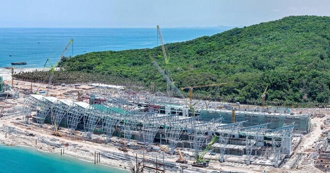 Hệ mái thép đồ sộ với những đường uốn lượn đặc trưng đang dần hoàn thiện.