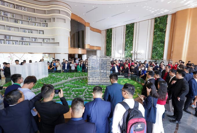Đông đảo khách hàng và nhân viên môi giới tham quan sa bàn dự án