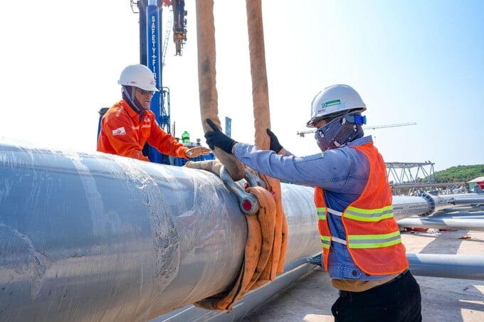 Những nhịp thép khổng lồ được đưa lên cao bằng công nghệ kích rút thủy lực Thụy Sĩ.