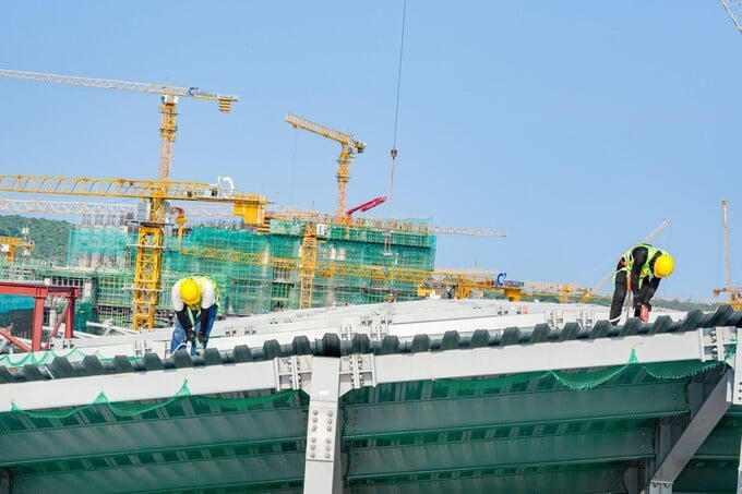 Triển khai song song lợp mái và xây tường bao theo phương thức cuốn chiếu.