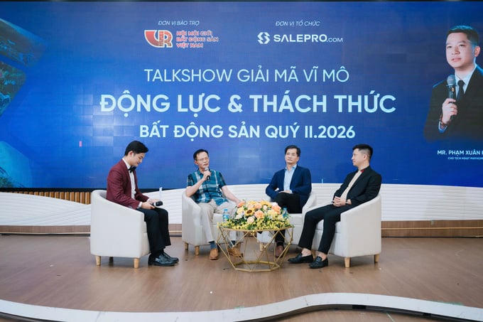 Các chuyên gia Nguyễn Văn Đính – Chủ tịch Hội môi giới BĐS Việt Nam (VARS); TS. Lê Xuân Nghĩa; Ông Phạm Xuân Hiếu – Chủ tịch HĐQT Công ty CP Kinh doanh BĐS Mayhomes kiêm Tổng giám đốc SalePro.com chia sẻ tại sự kiện.