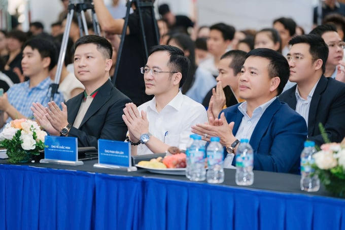 TS. Hà Khắc Minh - Tổng biên tập Tạp chí Tài chính doanh nghiệp, Nhà báo Phan Văn Lâm - Phó tổng biên tập phụ trách Tạp chí Pháp luật và phát triển tham gia Talkshow “Giải mã vĩ mô: Động lực và Thách thức Bất động sản Quý 2/2026” do SalePro.com tổ chức.