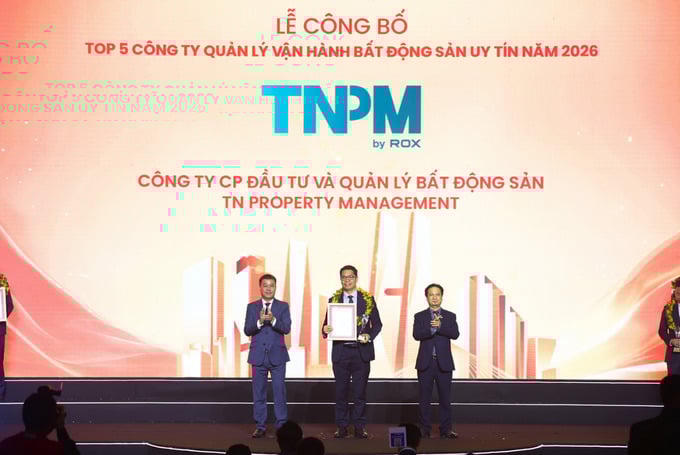 Đại diện TNPM nhận vinh danh tại chương trình