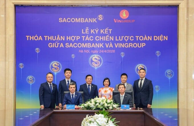 Ông Faussier Loic Michel Marc, Quyền Tổng Giám đốc SACOMBANK (trái) và ông Nguyễn Việt Quang, Phó Chủ tịch HĐQT kiêm Tổng Giám đốc Tập đoàn Vingroup (phải) thực hiện nghi thức ký kết dưới sự chứng kiến của đại diện lãnh đạo hai đơn vị.