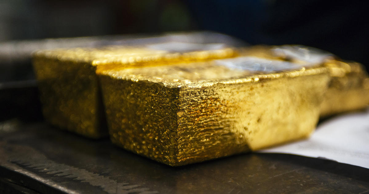 Giá vàng mất mốc 4.700 USD/oz, SPDR Gold Trust bán ròng 2,3 tấn